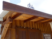 波照間島のねも自転車/電動専門レンタサイクル - 屋根の上の自転車オブジェが可愛い