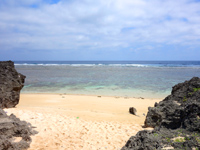 鳩間島の島仲浜 - ビーチはコンパクトも海の中も砂浜も充実