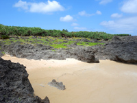 鳩間島の島仲浜 - 星砂多いビーチです