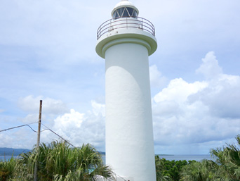 鳩間島の鳩間島灯台：島の中央にある灯台