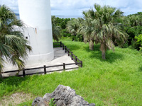 鳩間島の鳩間島灯台 - 物見台から灯台の足元を見る