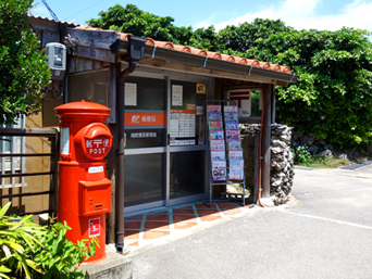 鳩間島の鳩間簡易郵便局：赤い円柱ポストが味がある