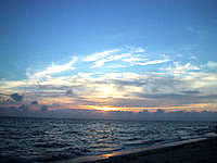 鳩間島の屋良浜 - 西向きなので夕日の名所でもあります
