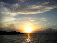 八重山列島 鳩間島の鳩間港からの朝日の写真
