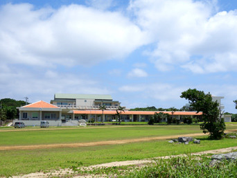 鳩間島の鳩間小中学校