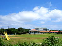 鳩間島の鳩間小中学校 - 黄色い滑り台が目印