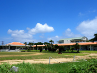 鳩間島の鳩間小中学校 - 校庭側に増築されたか新しいたてものが！？