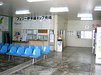北部の旧運天港旅客ターミナル/伊平屋島行き - 以前のターミナル内は質素です