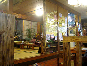 北部の名護曲レストラン/なぐまがい：店内はシンプルな食堂