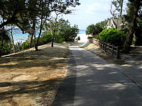 伊江島の青少年旅行村 - ビーチへ至る道