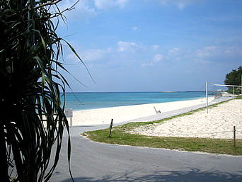 伊江島の伊江ビーチ東：青少年旅行村を越えるときれいなビーチ
