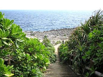 伊江島のゴルフ練習場先の海：岩場に降りる階段のようなものがありました