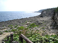 伊江島のゴルフ練習場先の海 - 階段を下りると・・・岩！岩！岩！