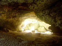 伊江島のニャティヤ/ニヤティヤ/ニヤテヤ洞窟/ビジル石 - 洞窟内は結構広い