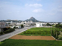 沖縄本島離島 伊江島の南から城山の写真