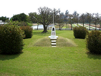伊江島のアーニーパイルの碑：芝生の整備が行き届いていてとってもきれい