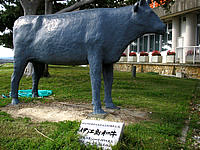 伊江島の伊江港 - 黒島のような伊江島和牛の像