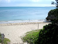 沖縄本島離島 浜比嘉島のマリンリゾート前のビーチ(有料)の写真