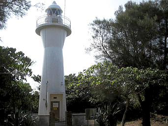伊計島の伊計島灯台：伊計島の北端にひっそり灯台があります