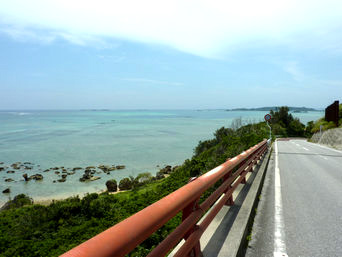 宮城島の島の道絶景ポイント：この赤いガードレールが目印