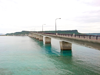 平安座島の浜比嘉大橋：平安座島と浜比嘉島を結ぶ大橋