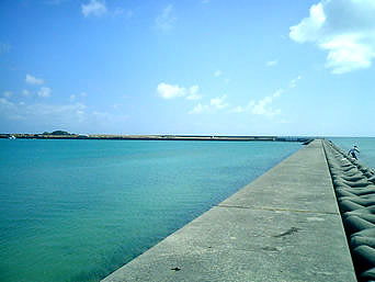 平安座島の浜比嘉大橋脇の海：浜比嘉大橋のたもとにある平安座島の港です