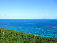 伊良部島の牧山展望台 - 池間島側は海の色が豊かです