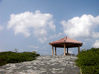 伊良部島の白鳥崎の展望台：白鳥崎の遊歩道を進むとこんな高台まで行くことが出来ます