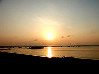 伊良部島の佐和田の浜の夕日 - 飛行練習場あたりに落ちる夕日です