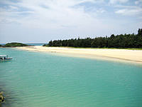 伊良部島の島と島の間 - 海の色もかなりキレイです