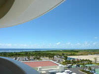 石垣島の新石垣空港展望台 - 水平線は見えますが海はイマイチ