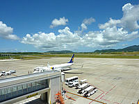 石垣島の新石垣空港展望台 - パンナ岳側の景色