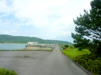 石垣島の底原ダム/世果報の水 - ダム横に遊歩道