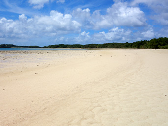 石垣島の砂の道：川平湾の対岸にある小島へ渡る砂の道