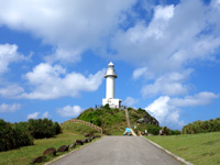 石垣島の御神崎/御神崎灯台 - 御神崎灯台がシンボルですが絶景はその先