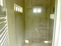 石垣島の米原ビーチ キャンプ場側 - シャワー室。コイン入れが無いので無料？