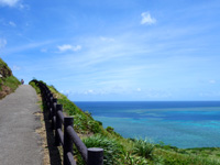 石垣島の平久保崎 - 駐車場から灯台へ向かう道がおすすめ