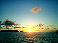加計呂麻島の西阿室の夕日スポット - 水平線に沈む夕日を望めます