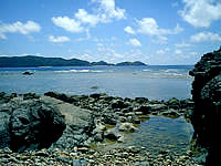 加計呂麻島の秋徳海岸奥の海 - ごつごつした岩が多いです