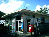 加計呂麻島の西阿室の集落 - 西阿室の郵便局です