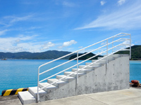 加計呂麻島の生間港 - 船着き場先端に固定式階段あり