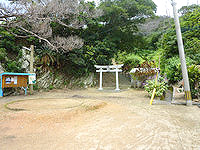 加計呂麻島の知之浦 - 神社があるようです