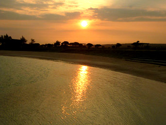 喜界島のスギラビーチからの朝日と夕日：西側のビーチですが岩場からなら海越しに朝日も望めます