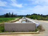 北大東島の潮見橋 - 水路も整備されています