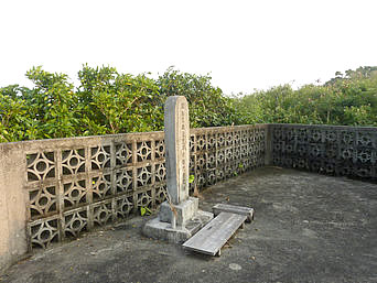 北大東島の玉置半右衛門の碑