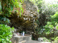 北大東島の秋葉神社/天狗岩 - 向かって右に天狗岩の拝所？