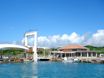 小浜島の小浜港：浮き桟橋ももちろんある大きめのターミナル