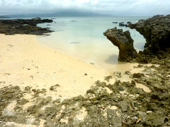嘉弥真島の西海岸/シェルビーチ：島の西側の小さな砂浜
