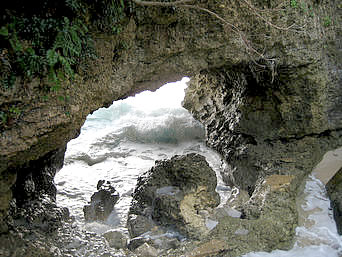 古宇利島のチグヌ浜/ちぐの浜/シラサ岬：階段を下りると海に抜ける穴があります
