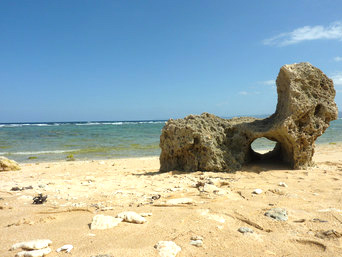 古宇利島の渡海浜/トケイ浜：この穴の空いた岩がこの浜のシンボル！
